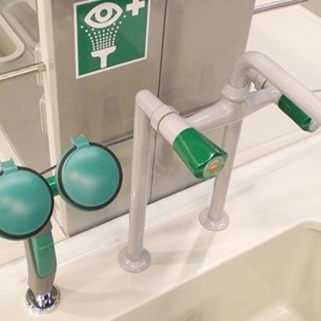 Augendusche in einem Labor