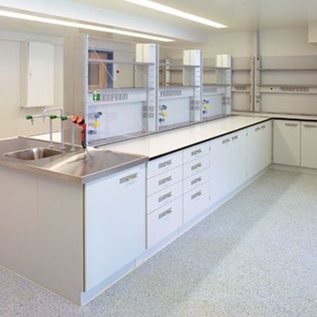 Ein Labor mit Waschbecken und Augendusche