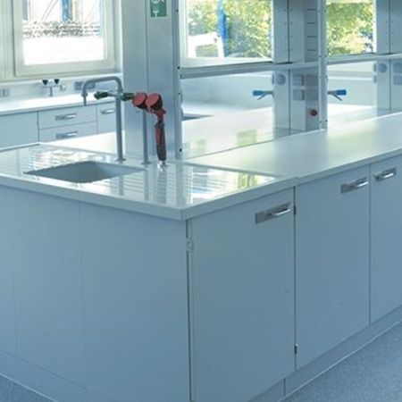 Ein Labor mit Waschbecken und Augendusche