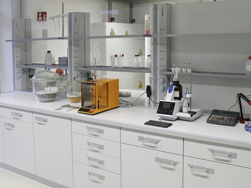 Messgeräte auf einer Arbeitsfläche