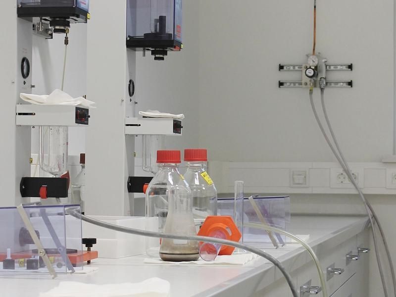 Arbeitsutensilien auf einem Labortisch