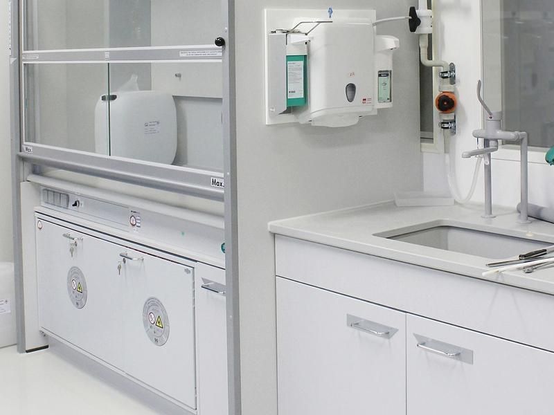 Abzug und Waschbecken in einem Labor